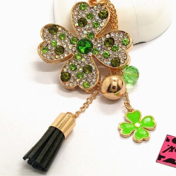 🍀 Betsey Johnson stunning crystal clover necklace 🍀 - Picture 3 of 5